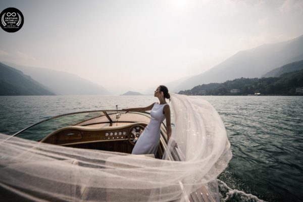 25-Lake Como Wedding photo - on the boat - shoot 9